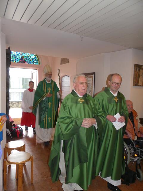 „Geburtstagskind“ Pfarrer Paul Woelki (vorne links) mit Pfarrer Markus Hoitz und Weihbischof Ansgar Puff beim Einzug in die Kirche. | Foto: Gast