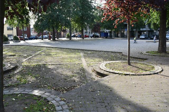 Und heute: Wenige Bänke, keine Spielgeräte. Während der Woche ist der Platz kaum belebt. | Foto: Warnecke
