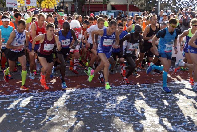 Und los geht’s – an der Spitze starteten die Top-Athleten auf die Marathon-Strecke. | Foto: Surmann