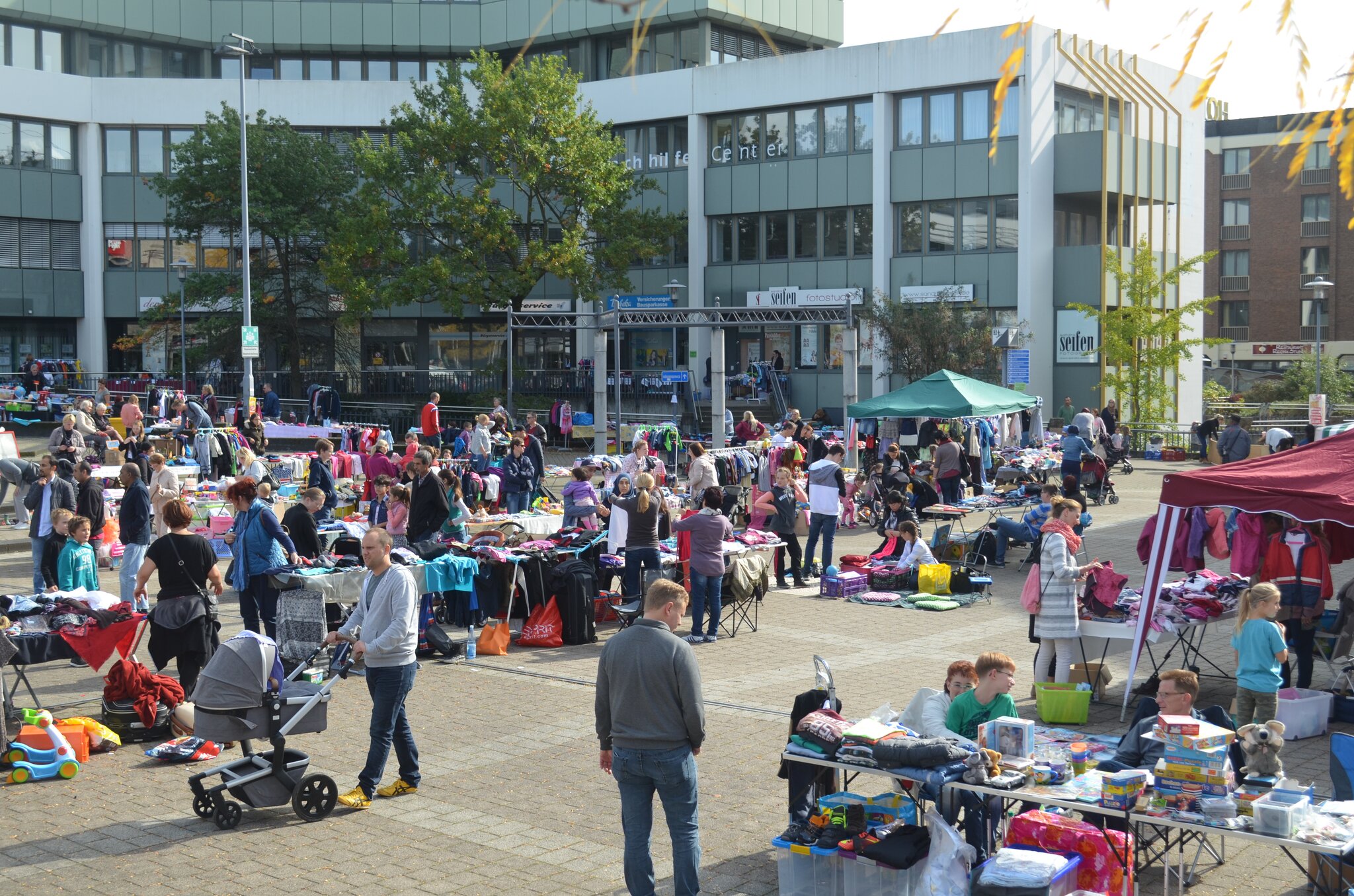 Auf Schnäppchenjagd: Traditioneller Kinderflohmarkt auf dem Karl