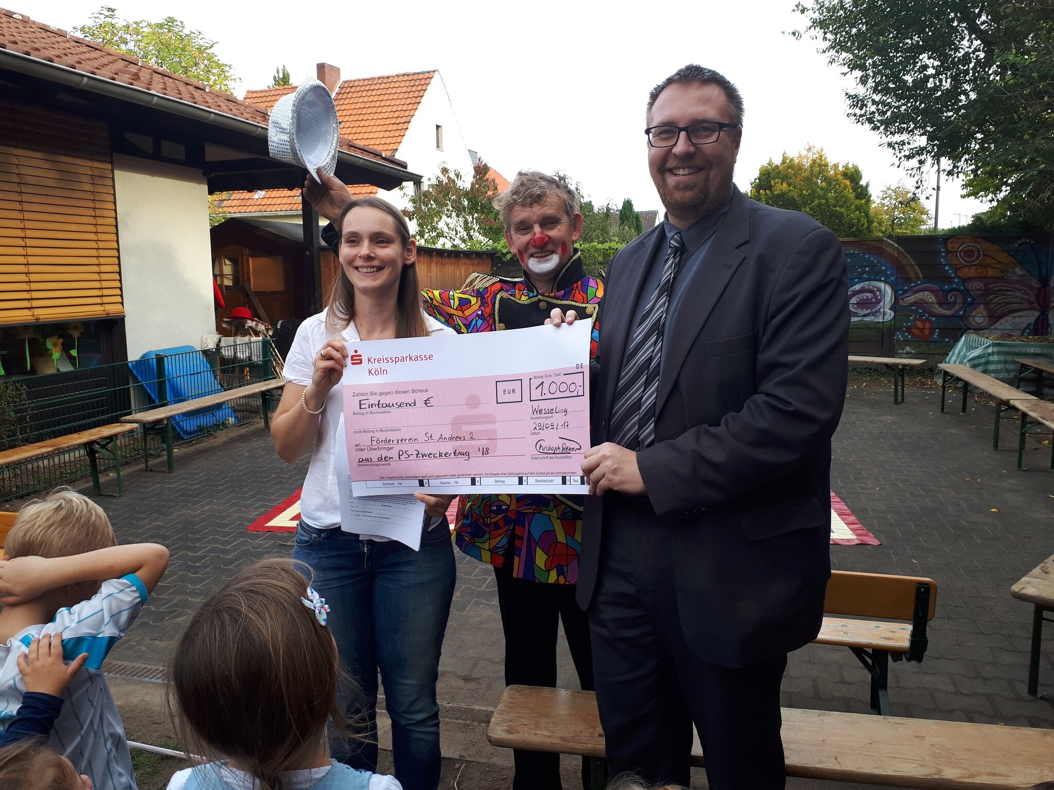 Erntedank im Kindergarten: Dicke Spende von der Kreissparkasse Köln
