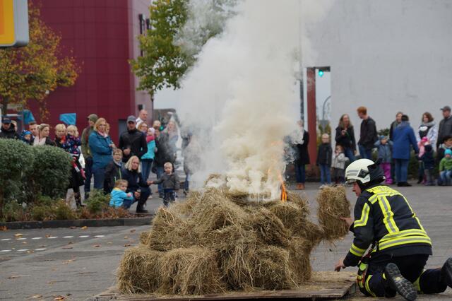 Ein Feuerwehrmann entzündet das Übungsfeuer. | Foto: Yasari