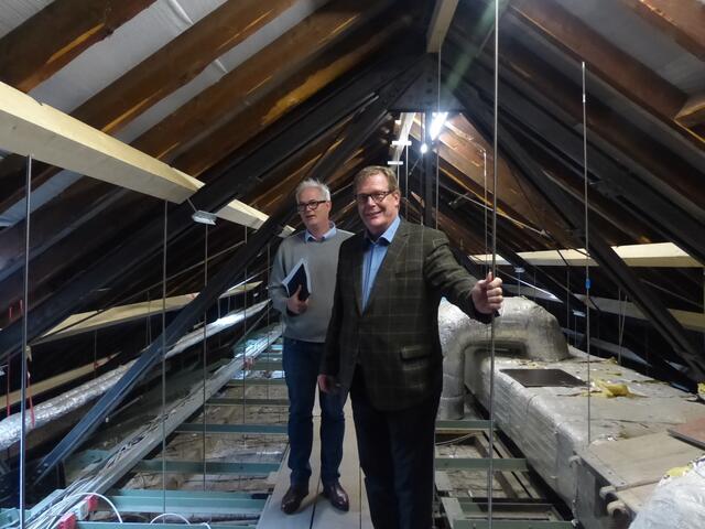 Jörg Sudmann (links) und Michael Holmer Gerdes auf dem Dachboden über dem Kursaal. | Foto: Zumbusch