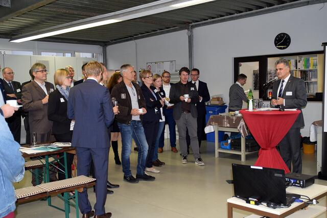 Erwin Esser (r.) begrüßte zahlreiche Gäste beim Unternehmerfrühstück bei der Firma Elektro Engels & Schmitz GmbH in Wesseling. | Foto: Frank Engel-Strebel