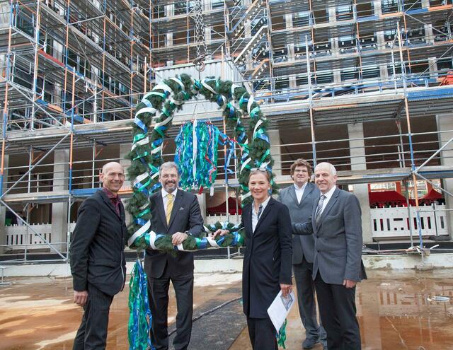 GAG-Verwaltungsgebäude: Den Richtkranz halten (v.l.) JSWD-Gesellschafter Jürgen Steffens, GAG-Chef Uwe Eichner, GAG-Vorstandsfrau Kathrin Möller, JSWD-Architekt Olaf Drehsen und Karl-Peter Arnolds, Geschäftsführer der Nesseler Grünzig. | Foto: König