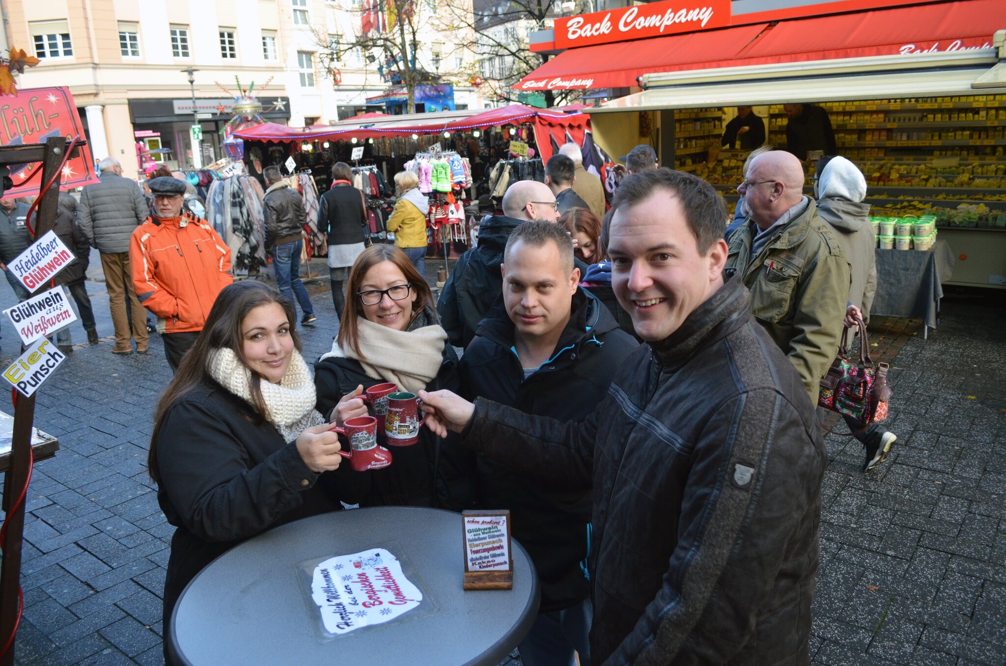 Herbstmarkt in der City: Die zahlreichen Besucher trotzen Regen und