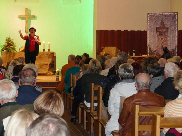 Der bekannte Büttenredner, Kabarettist und Parodist Willibert Pauels „predigte“ unbefangen und fröhlich in der evangelischen Dorfkirche. | Foto: Gast