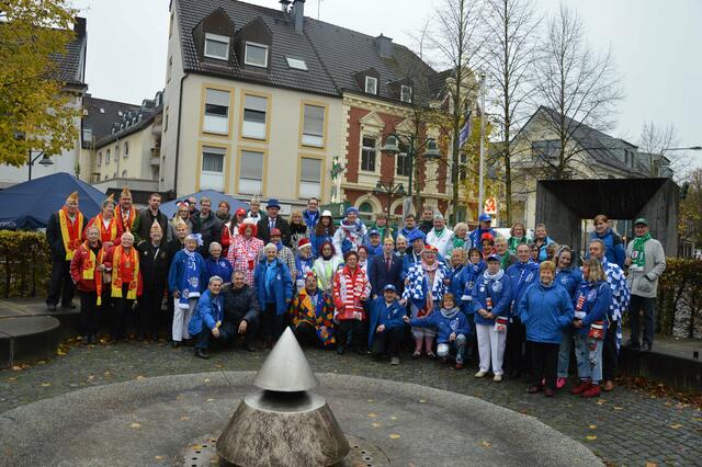 Bereits Tradition ist der Fototermin am „11. im 11.“ mit dem zukünftigen Prinz und vielen Karnevalisten auf dem Lindenplatz. | Foto: Ursula Willumat