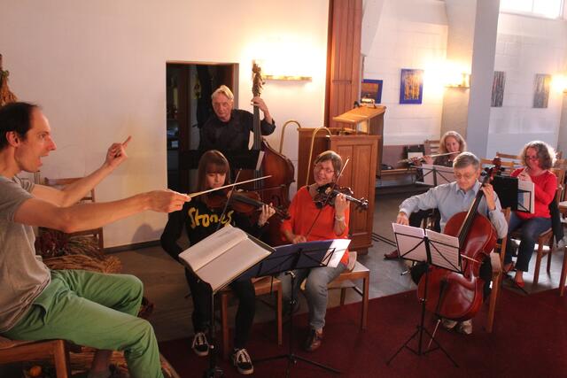 Der Komponist Tobias van de Locht studiert mit Musikern eines selbst zusammengestellten Orchesters seine eigene Weihnachtssinfonie nach Texten von Martin Luther ein. | Foto: Flick
