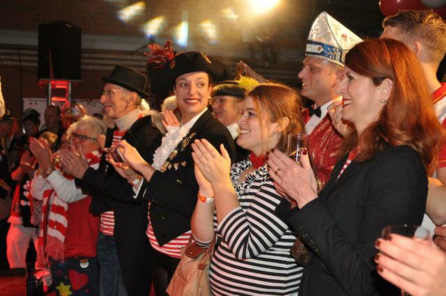 Ein Bühnenprogramm wärmte die Jecken vor der Proklamation auf. | Foto: Kellner