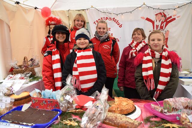 Am Stand des TSC Rot-Weiß-Waldorf auf dem Bornheimer Weihnachtsmarkt gab es jede Menge Leckereien. | Foto: Frank Engel-Strebel