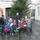 Die Kinder hatten wochenlang fleißig gebastelt, um die große Tanne auf dem Rathausplatz weihnachtlich zu schmücken. | Foto: WWG