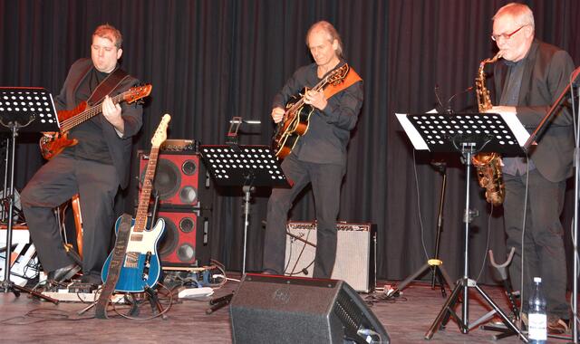 Mit der „Youngwood Jazz Connection“, einer eigens für diesen Abend zusammengestellt Projektband mit Musikern aus drei regional bekannten Bands, wurde der Startschuss für die Jungholzhalle auch als kulturelles Zentrum gegeben. | Foto: Peter Adolf