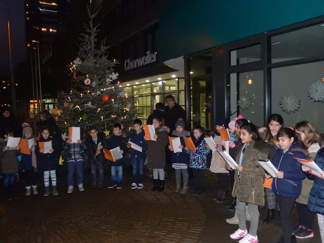 Adventsstimmung auf dem Pariser Platz vor dem Bezirksrathaus auch Dank der GGS Riphahnstraße. | Foto: Brand