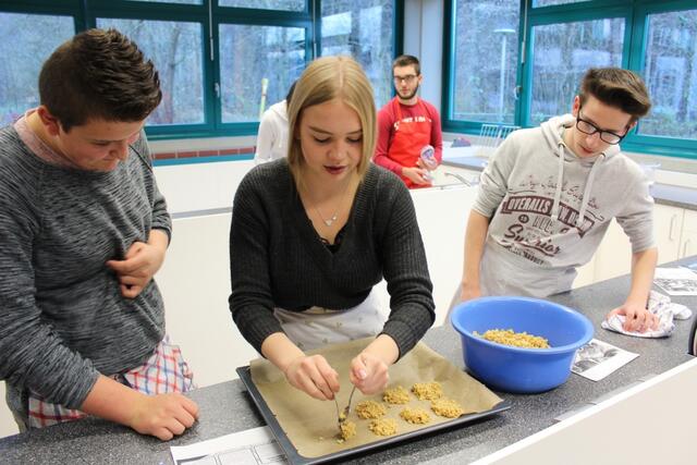 So macht das Backen Spaß - in der komplett neuen Lehrküche der Gesamtschule Lohmar. | Foto: Stadt