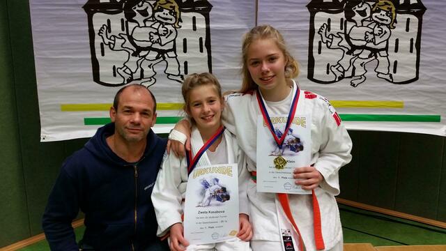 Trainer Kamen Kasabov war stolz auf die beiden Goldmedaillen für seine Tochter Zweta Kasabova und Sannie Klein (re.) in der U13-Altersklasse. | Foto: Judo Club