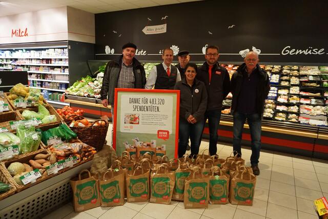 Übergabe der Spendentüten im REWE-Petz Markt im Auel (Rest bereits im Transporter); von li: Tafelchef Paul Hüsson, Marktleiter Zentralort Markus Quinque, Tafelvertreter Erwin Weber, Belegschaftsvertreterin Kizilirmak Berivan, Marktleiter „Im Auel“ Christoph Pietrek, Tafelvertreter Günther Lukas | Foto: Deitenbach