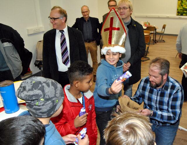 Alexander Neubauer weist den kleinen Fayaz in seine Aufgabe als Nikolaus ein. | Foto: RH/ProfiPress