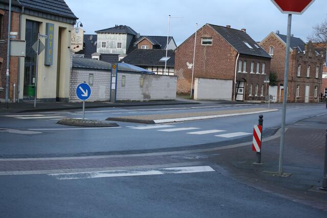 Der Zebrastreifen auf der Köttinger Straße bleibt erhalten, muss aber ertüchtigt werden. | Foto: Gabriele Rupprecht