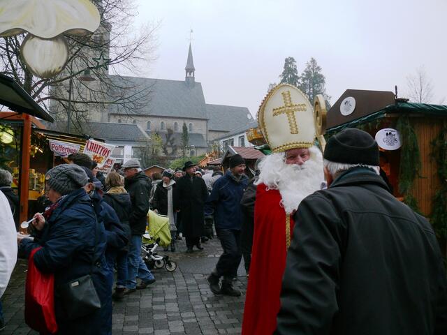 Unermüdlich wanderte der Nikolaus über den Weihnachtsmarkt, unterhielt sich mit den Besuchern und beschenkte sie mit Süßem. | Foto: Gast