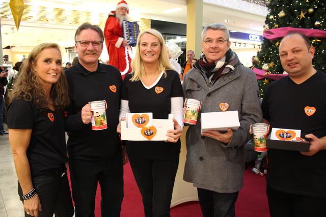 Der Weihnachtsmann auf Stelzen im Hintergrund hatte einen wohlwollenden Blick auf die Hauptinitiatoren der Aktion „Vun Hätz ze Hätz“ (von links): Stephanie Witt-Loers, Prinz Benno I, Jungfrau Anja, Bürgermeister Lutz Urbach und Bauer Peter. | Foto: Alfred Müller