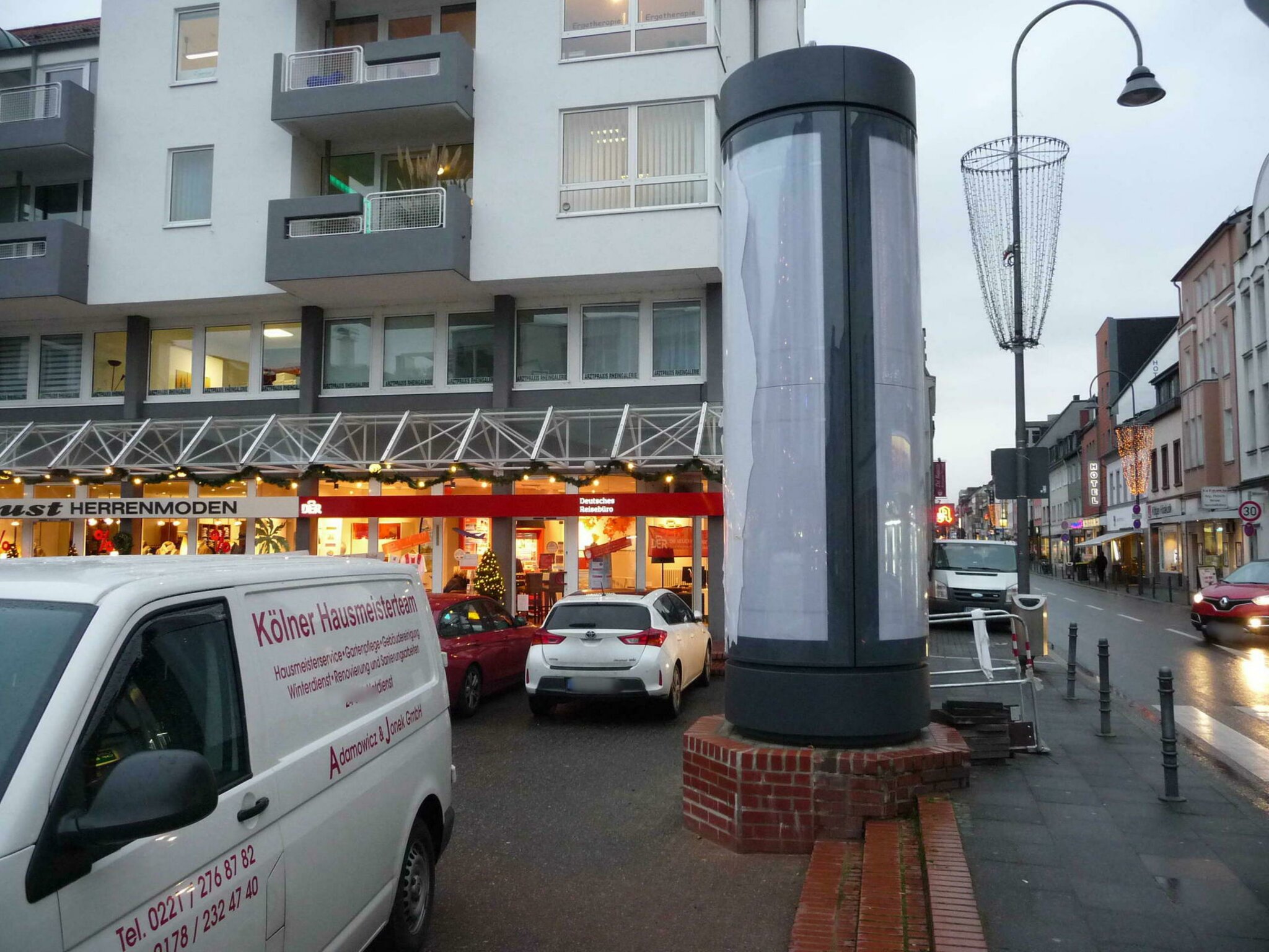 Ärger und Sorge: Neue City-Light-Säule an der Rheingalerie gefällt nicht jedem - Rodenkirchen