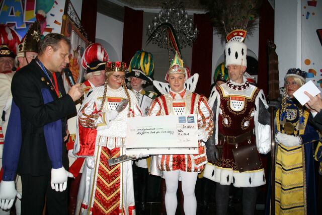 30.000,- Euro konnte das Kölner Dreigestirn aus den Händen von Wolfgang Moers (l.) für ihr Projekt "Cura Colonia" mit nach Hause nehmen. | Foto: Harald Zeyen