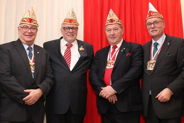 Von Präsident Norbert Haumann (2.v.l.) und Freundeskreis-Baas Bernhard Conin (r.) erhielten die ehemaligen Vorstände Wilfried Moritz und Bruno Dahmen (l.) das „Große Goldene R mit Brillanten“ für ihre besonderen Verdienste bei den Rocholomäern. | Foto: Brühl