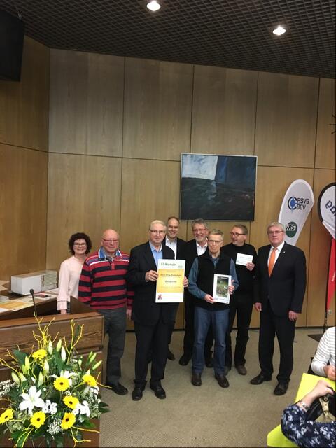 Das Foto zeigt den Vorstand des VVS beim Empfang der Urkunden mit Landrat Sebastian Schuster, Frau Becker-Steinhauer vom RSK sowie Peter Quadt von den Schusterjungen. | Foto: Nicole Sander