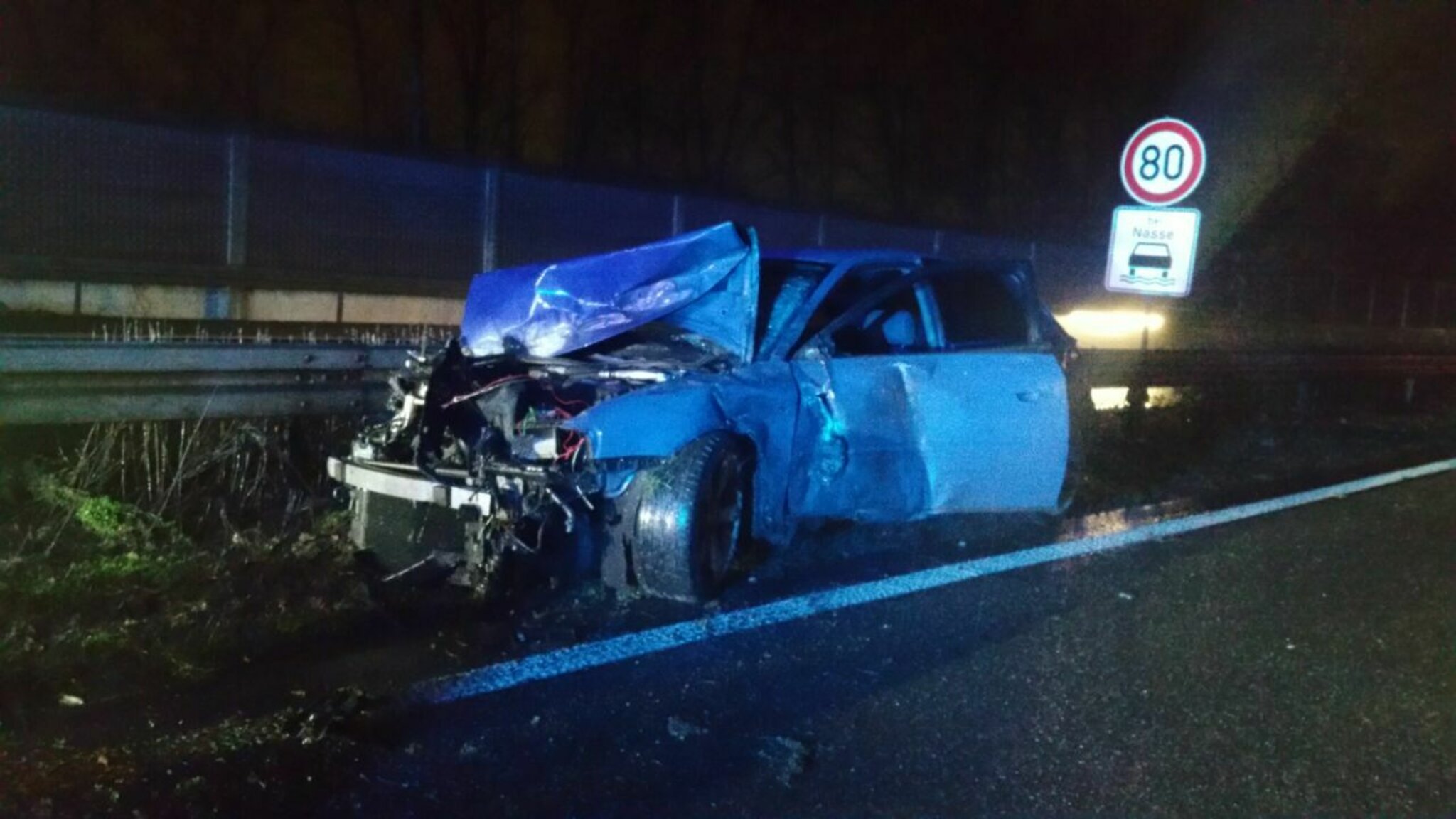 Ein Schwerverletzter: Mendener Feuerwehr rückt zu Unfall auf der A560 aus -  Rhein-Sieg