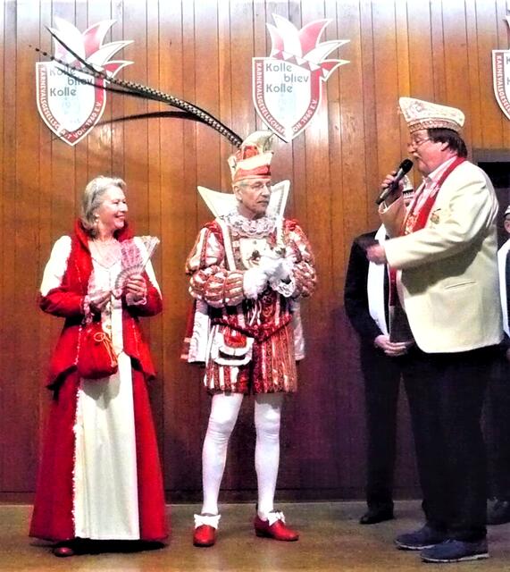 Wilfried Pfeifer, Präsident und erster Vorsitzender, begrüßt das erste Bachemer Prinzenpaar Ulla I. und Toni I. | Foto: Thome