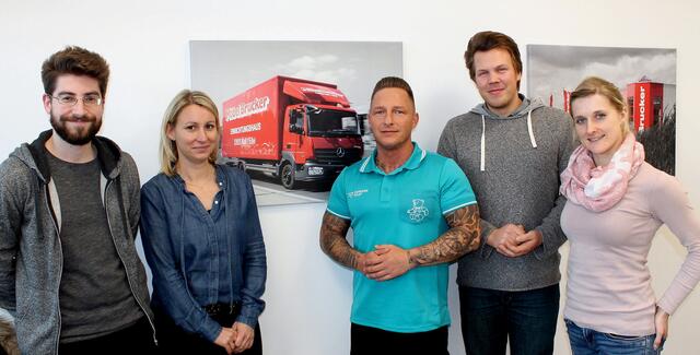 Weltrekordler Michael Schlögel (Mitte) stellte den Brucker-Mitarbeitern Melanie Frey (2.v.l.) und Dennis Bubenzer (2.v.r.) den Ablauf des Versuchs vor. Links Alexander Bermel und rechts Carolin Thiel vom „Stark für Kinder“- Team.  | Foto: RZ/ProfiPress