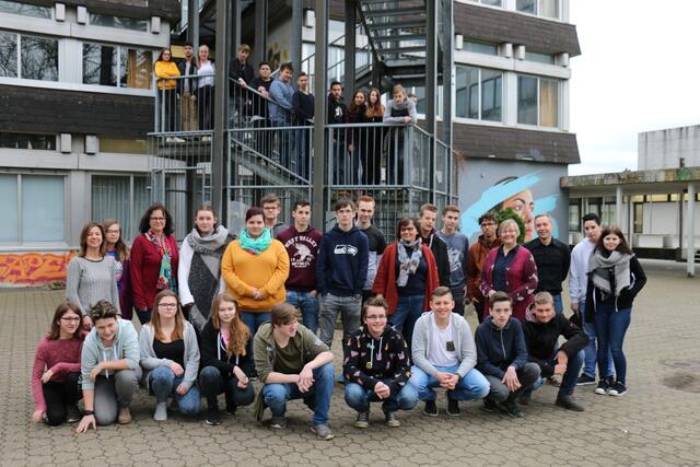 Die Schüler der beiden verbleibenden Klassen der Hauptschule, die im Sommer schließen wird. Rund 50 Jahre Schulgeschichte gehen damit zu Ende. | Foto: Britta Meyer