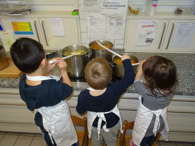 Insgesamt 30 Liter Hühnersuppe kochten die KiTa-Kinder. | Foto: pri