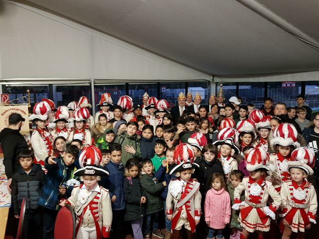 Die Prinzengarde marschierte beim Kalker Mittagstisch ein. Im Gepäck hatte sie gemeinsam mit Viktoria Köln einen Scheck. | Foto: pri