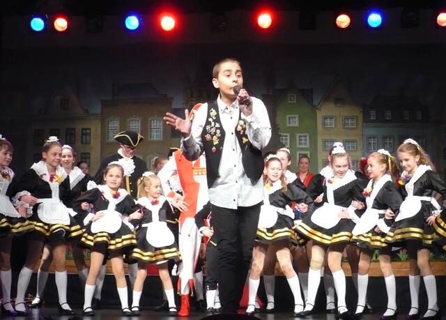 Die Kinder- und Jugendtanzgruppe Lyskircher Pänz eröffnete gemeinsam mit Sänger Stefan Dahm den Abend. Der dreizehnjährige Dahm stand schon mit sechs Jahren auf der Bühne. | Foto: Thome
