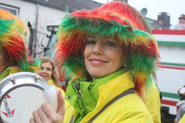 Bunte Farben gegen grauen Himmel | Foto: Susanne Schröder