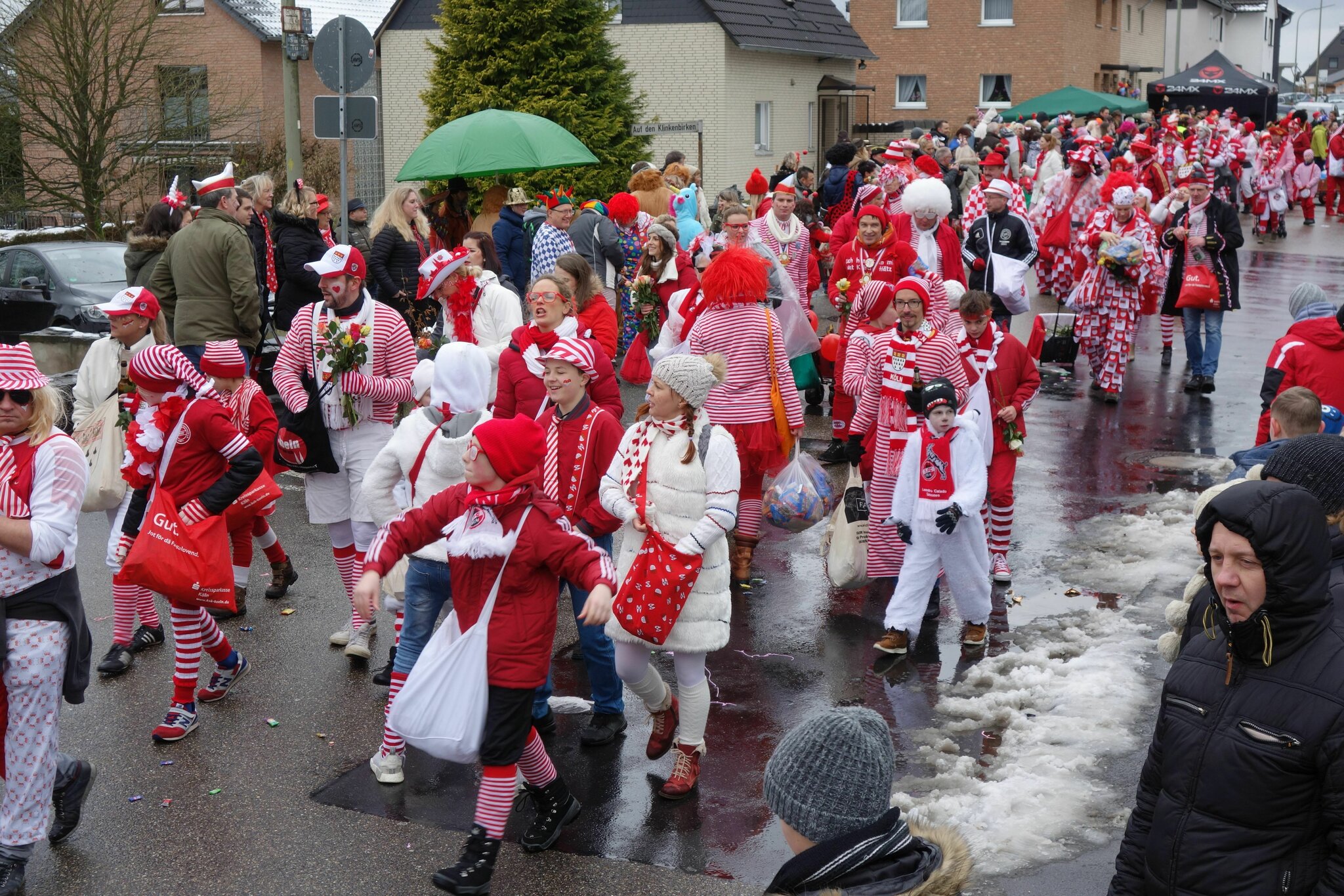 11 Prinzessinnen im Meer von Rot und Weiß: Heiligenhaus feierte seinen ...