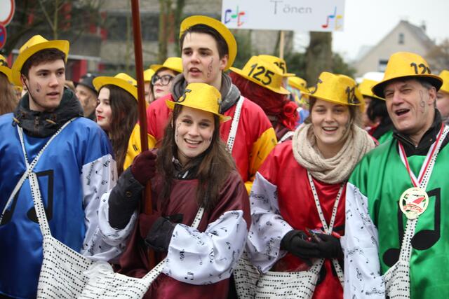 Stimmgewaltig und mit viel Alaaf feierte der Kirchenchor von St. Nikolaus sein 125-jähriges Bestehen und den Bensberger Samstagszug. | Foto: Alfred Müller