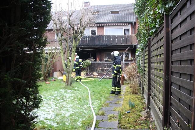 Etwa eine Stunde nach Alarmeingang war das Feuer im Haus am Bussardweg gelöscht. | Foto: Holger Slomian