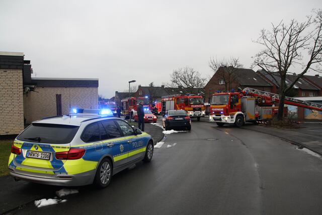 Insgesamt waren 38 Einsatzkräfte der Feuerwehr Hürth und der Berufsfeuerwehr im Einsatz. | Foto: Holger Slomian