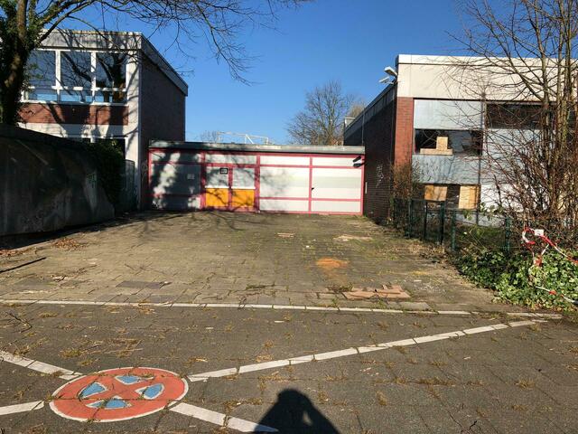 Die ehemalige Hauptschule in Worringen steht seit 2011 leer. Einzig das Fernseh nutzt das Gebäude, um hier Aufnahmen für die RTL-Serie „Der Lehrer“ zu filmen. | Foto: ak