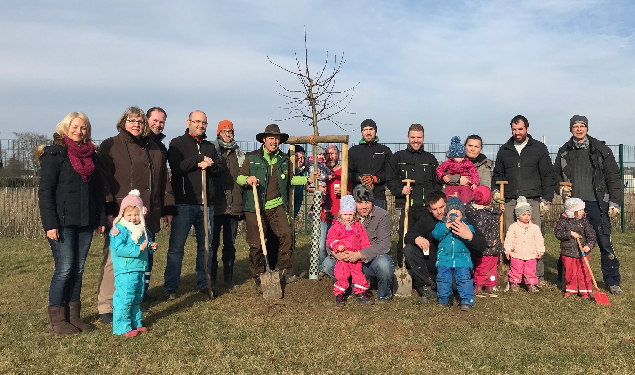  Foto zu Kita Regenbogen: Tolle Pflanzaktion im Kindergarten - Weilerswist 