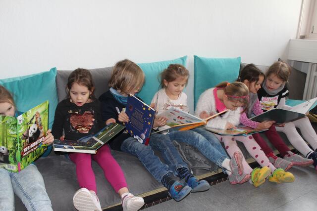 Ganz entspannt lesen können die Schüler der Johannesschule in der neuen Lesecke der Schulbücherei. | Foto: Flick