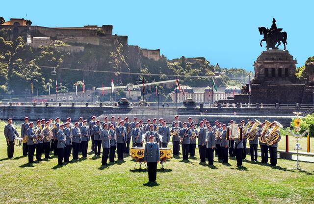 Das Heeresmusikkorps mit Dirigentin Alexandra Schütz-Knospe am Deutschen Eck in Koblenz. | Foto: Bundeswehr/pp