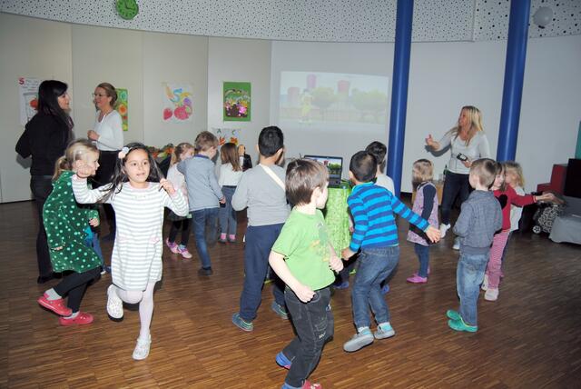 Bewegung ist genauso wichtig wie eine gesunde Ernährung. Mit der richtigen Animation durch Sabine Bartsch-Linten hatten die Kinder richtig Spaß beim Toben. | Foto: Woiciech