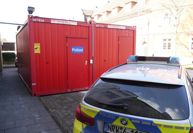 Die Wache in Wesseling wird saniert, deshalb sind die Beamten in Container umgezogen. | Foto: Polizeipressestelle Rhein-Erft