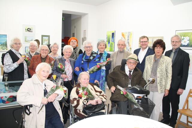 Zeigten in der Rathausgalerie Kunst und Kunsthandwerk: Die Kunstschaffenden des Hauses Wetterstein mit (v.r.) Bürgermeister Dieter Freytag, Ulla Baule und Michael Penning. | Foto: Harald Zeyen