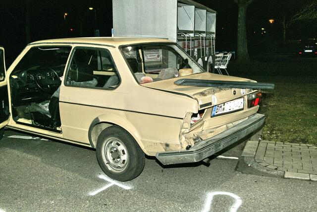 Dieser VW Jetta stand wartend vor dem Zebrastreifen als der schwewre Audi von hinten auffährt und den Jetta gegen den Container am Straßenrand schiebt. Wenige Augenblicke später fährt der SUV links am Jetta vorbei und überrollt dabei ein Kind. | Foto: Fotos: pejogie