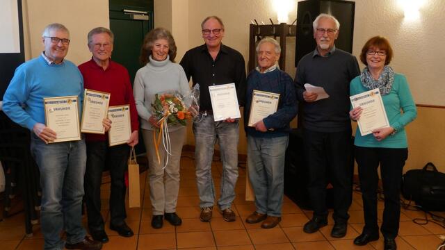 Die Jubilare des Brühler Ski Clubs mit dem einstimmig wiedergewählten Vereinsvorsitzenden Ralf Weidenbach (2.v.r.). | Foto: Horst Fuhrmann